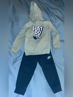 Nike Kids Sweatshirt & Sweatpants - Size 3T